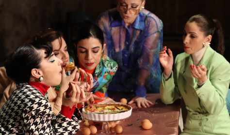 5 Lesbians eating a quiche